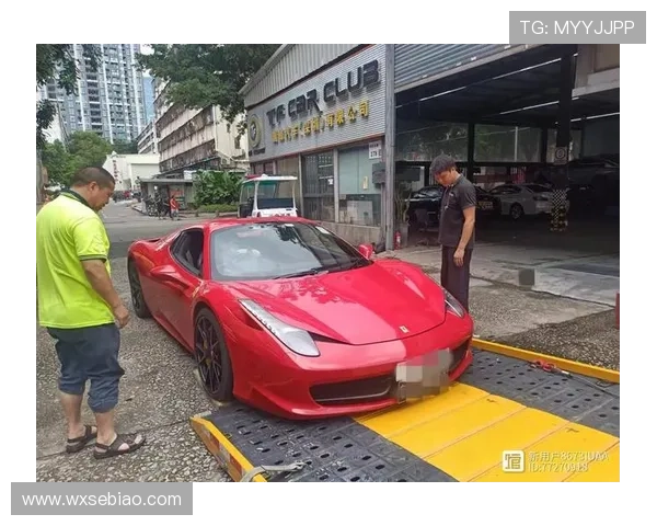 工作人员帮忙停车刮伤法拉利轮毂